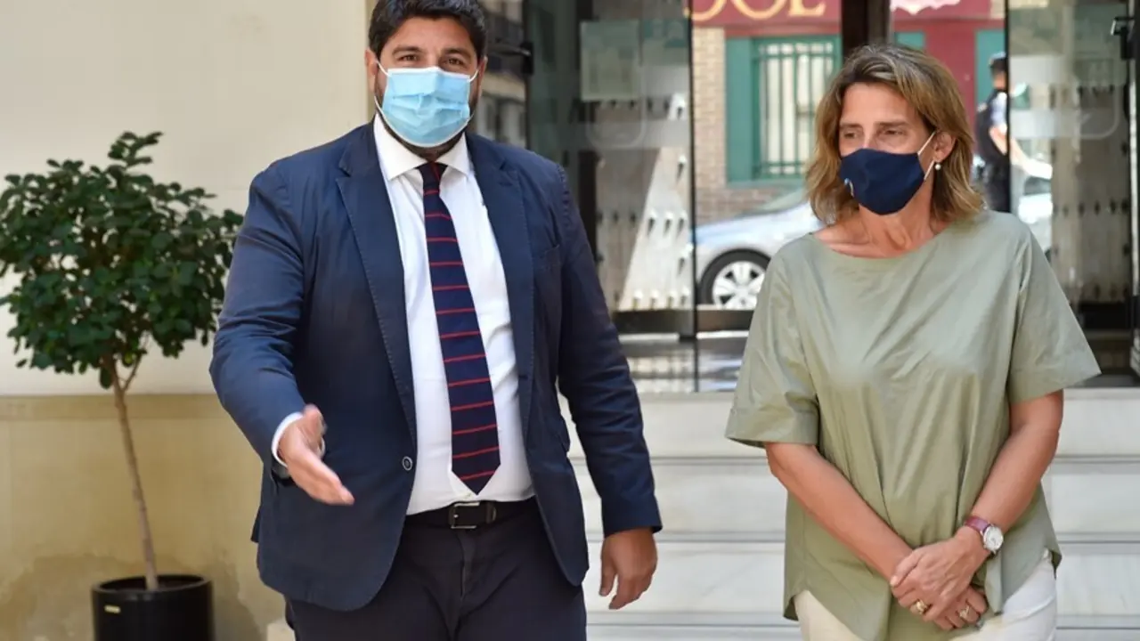 La ministra para la Transici&oacute;n Ecol&oacute;gica y el Reto Demogr&aacute;fico, Teresa Ribera, y el presidente de la Regi&oacute;n de Murcia, Fernando L&oacute;pez Miras, durante su encuentro el 25 de agosto en el Palacio de San Esteban para abordar el estado del Mar Menor