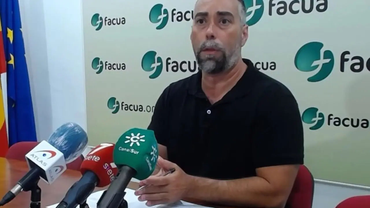 El portavoz de Facua, Rub&eacute;n S&aacute;nchez, en la rueda de prensa celebrada el d&iacute;a 31 de agosto en Sevilla