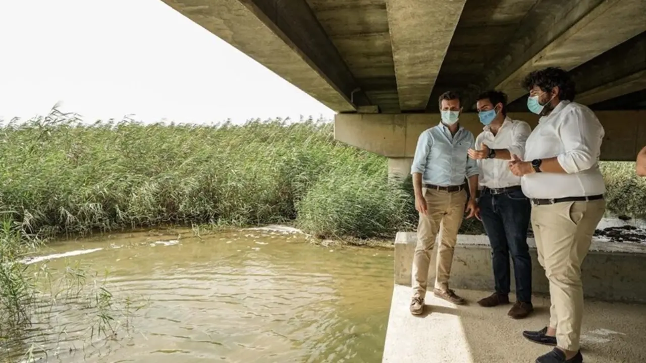 El presidente nacional del Partido Popular, Pablo Casado, junto a Teodoro Garc&iacute;a y Fernando L&oacute;pez Miras visitan la rambla del Albuj&oacute;n