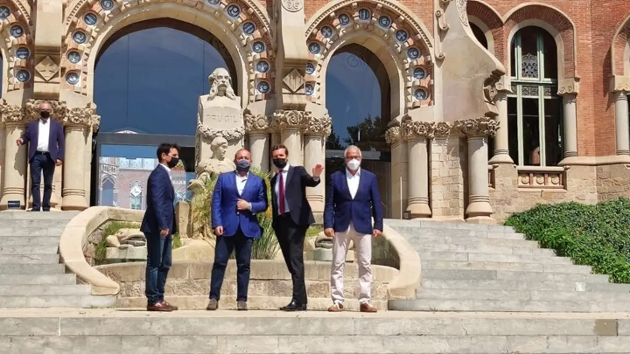 El presidente del PP, Pablo Casado, junto con el l&iacute;der del PP catal&aacute;n, Alejandro Fern&aacute;ndez y el concejal del PP en Barcelona Josep Bou
