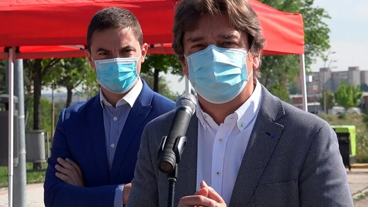 Archivo - El alcalde de Fuenlabrada, Javier Ayala (PSOE), y detr&aacute;s Juan Lobato,otro precandidato 