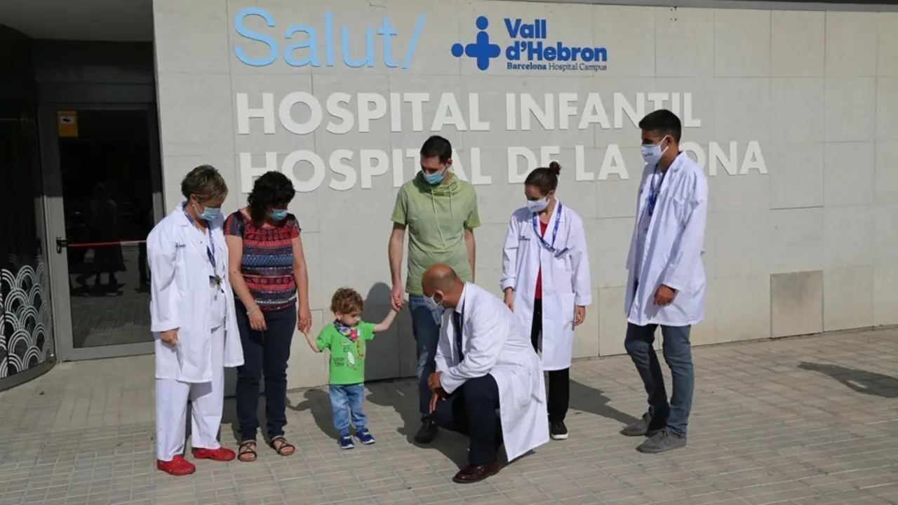 El receptor del &oacute;rgano y su familia con personal del Hospital Vall d'Hebron de Barcelona