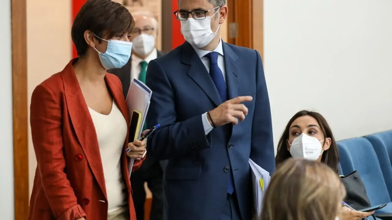 La ministra de Pol&iacute;tica Territorial y portavoz del Gobierno, Isabel Rodr&iacute;guez Garc&iacute;a; y el ministro de la Presidencia, Relaciones con las Cortes y Memoria Democr&aacute;tica, F&eacute;lix Bola&ntilde;os, a su llegada a una rueda de prensa posterior al Consejo de Ministros
