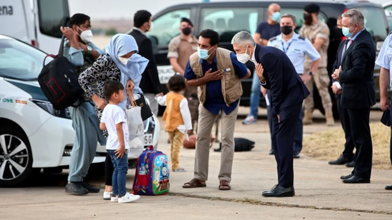 El ministro de Interior, Fernando Grande-Marlaska, saluda a un ni&ntilde;o refugiado en la base a&eacute;rea de Torrej&oacute;n de Ardoz el pasado 24 de agosto 