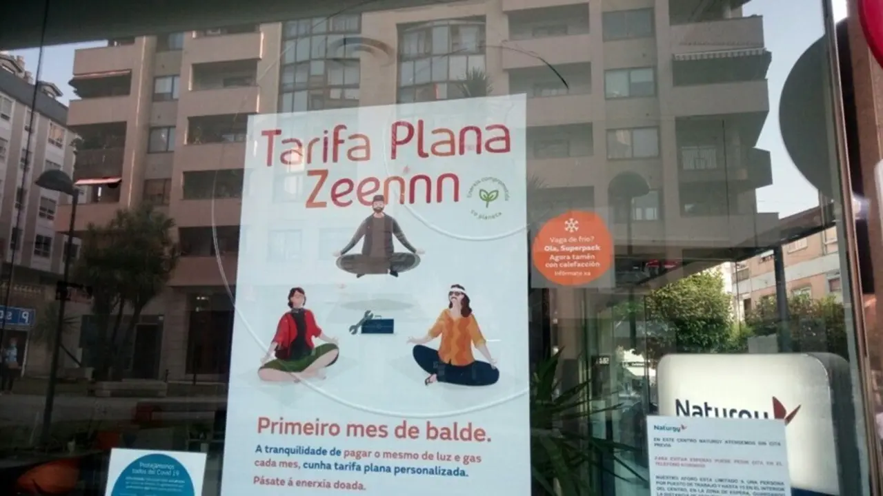 Da&ntilde;os en la cristalera de una oficina de Naturgy en Vigo, causados por un vecino que apedre&oacute; las instalaciones tras recibir una factura de la luz "muy elevada".