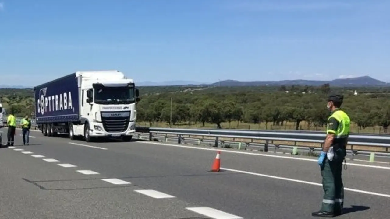 Imagen de archivo de un guardia civil junto a un cami&oacute;n