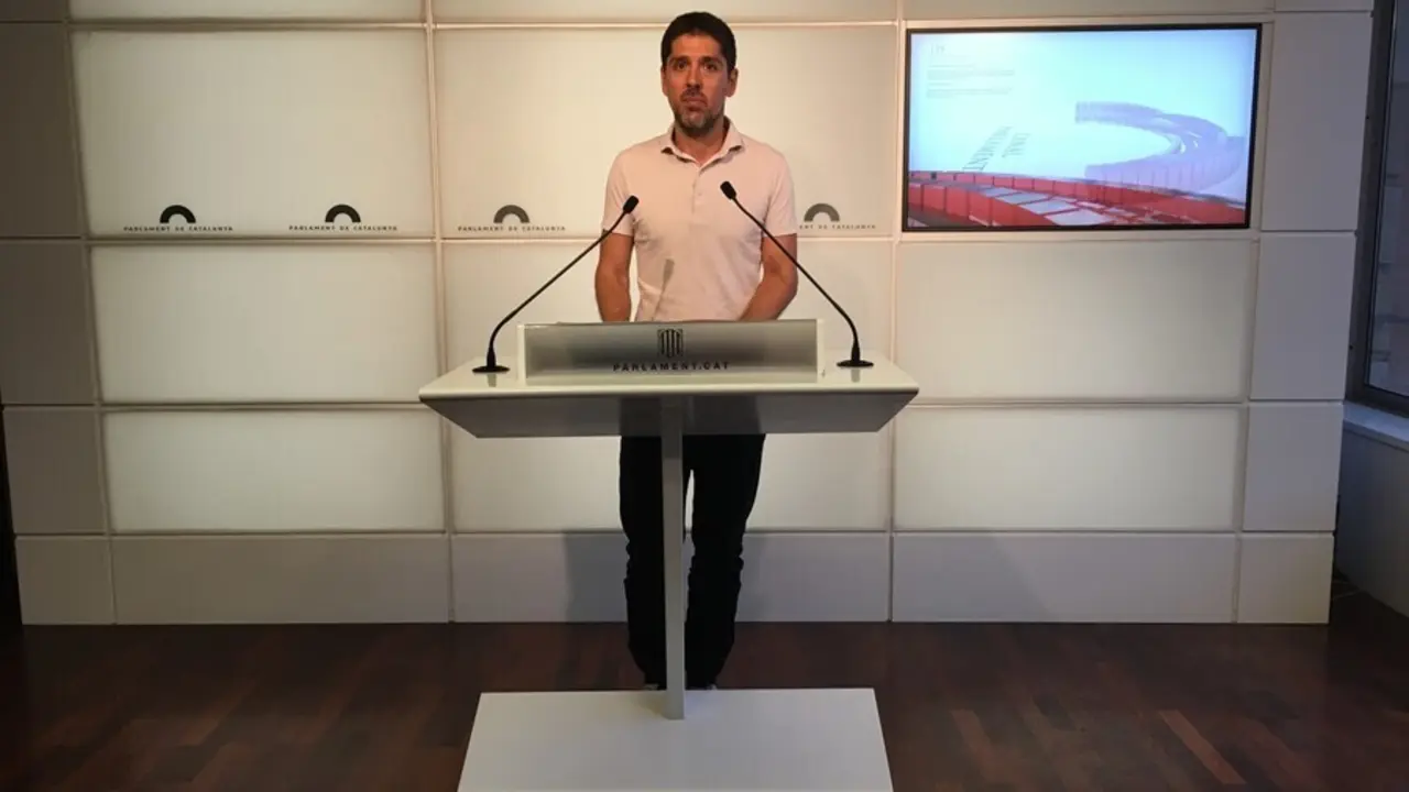 El portavoz de los comuns en el Parlament, David Cid, en rueda de prensa