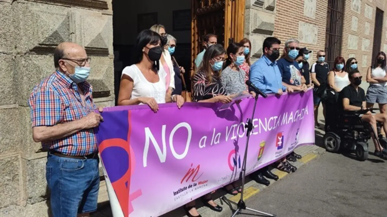 El manifiesto del minuto de silencio en el Ayuntamiento de Talavera recuerda a los menores, v&iacute;ctimas directas de la violencia de g&eacute;nero.