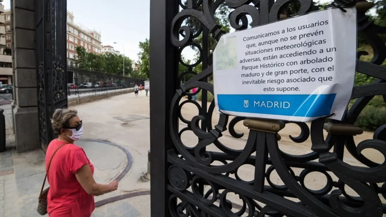 Archivo - Una mujer entra al Parque de El Retiro 
