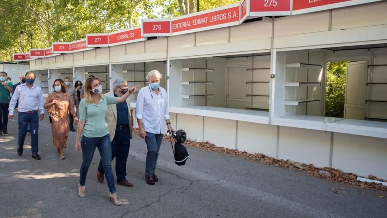 El director de la Feria del Libro, Manuel Gil (c), y la delegada de Cultura, Turismo y Deporte, Andrea Levy, conversan durante su visita al montaje de la 80 edici&oacute;n de la Feria del Libro de Madrid, a 31 de agosto de 2021, en El Retiro, Madrid, (Espa&ntilde;a). 