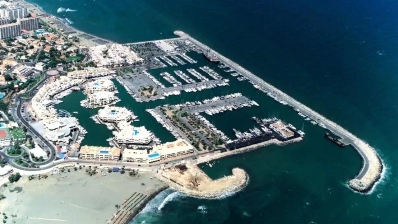 Archivo - Puerto deportivo de Benalm&aacute;dena en una imagen de archivo 
