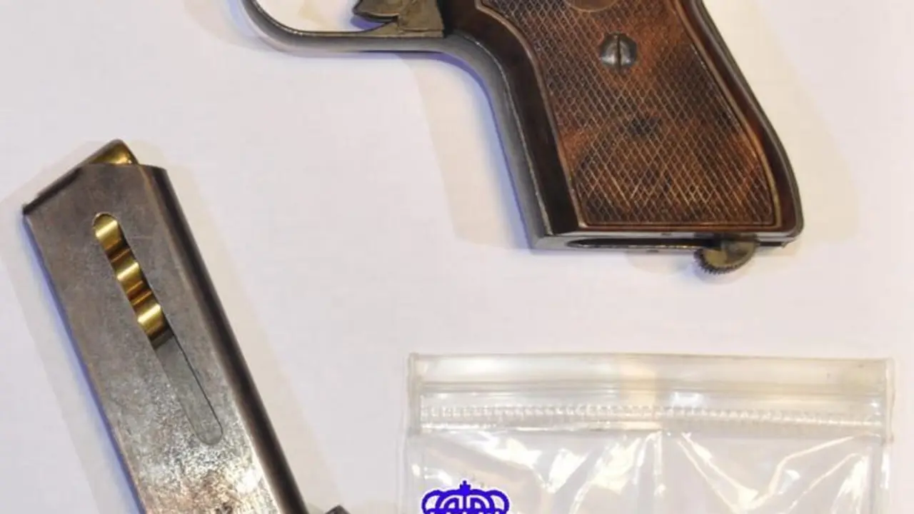 Pistola detonadora ocupada a los tres detenidos.