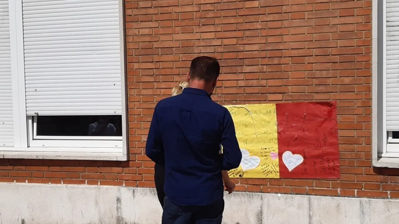 Familiares del joven agredido en Amorebieta ante el cartel de apoyo que se ha colocado en la fachada del hospital de Cruces, donde permanece ingresado (archivo)