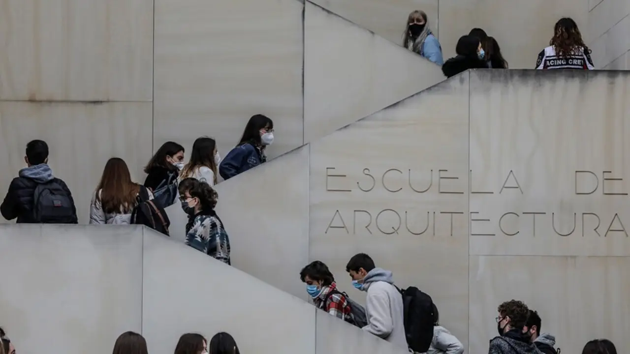 Archivo - Varios estudiantes en una facultad de la Universidad Polit&eacute;cnica de Valencia (UPV), en una fotograf&iacute;a tomada el pasado 1 de marzo de este a&ntilde;o