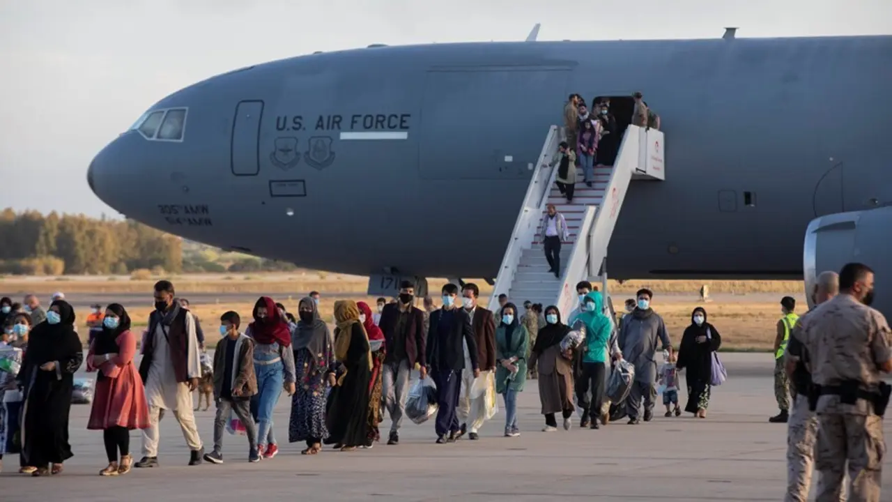 Refugiados afganos desembarcan de un avi&oacute;n estadounidense de transporte militar en la base de Rota