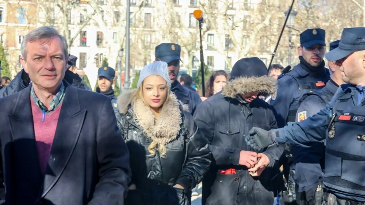 Archivo - La l&iacute;der de Hogar Social Madrid, Melisa Dom&iacute;nguez, en las inmediaciones del Tribunal Supremo, donde, en la zona reservada a los periodistas, ha desplegado una pancarta con la leyenda  'ilegalizaci&oacute;n para quien destruye Espa&ntilde;a'. 
