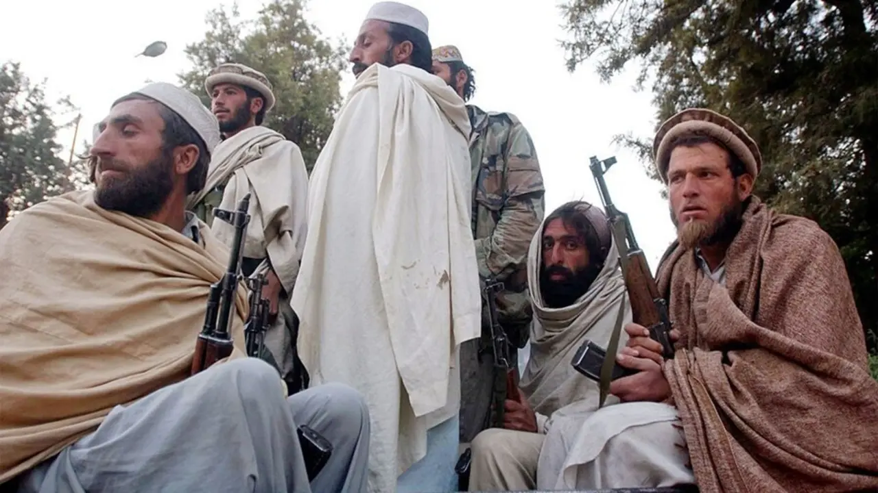 Archivo - Antiguos combatientes talib&aacute;n en Jalalabad