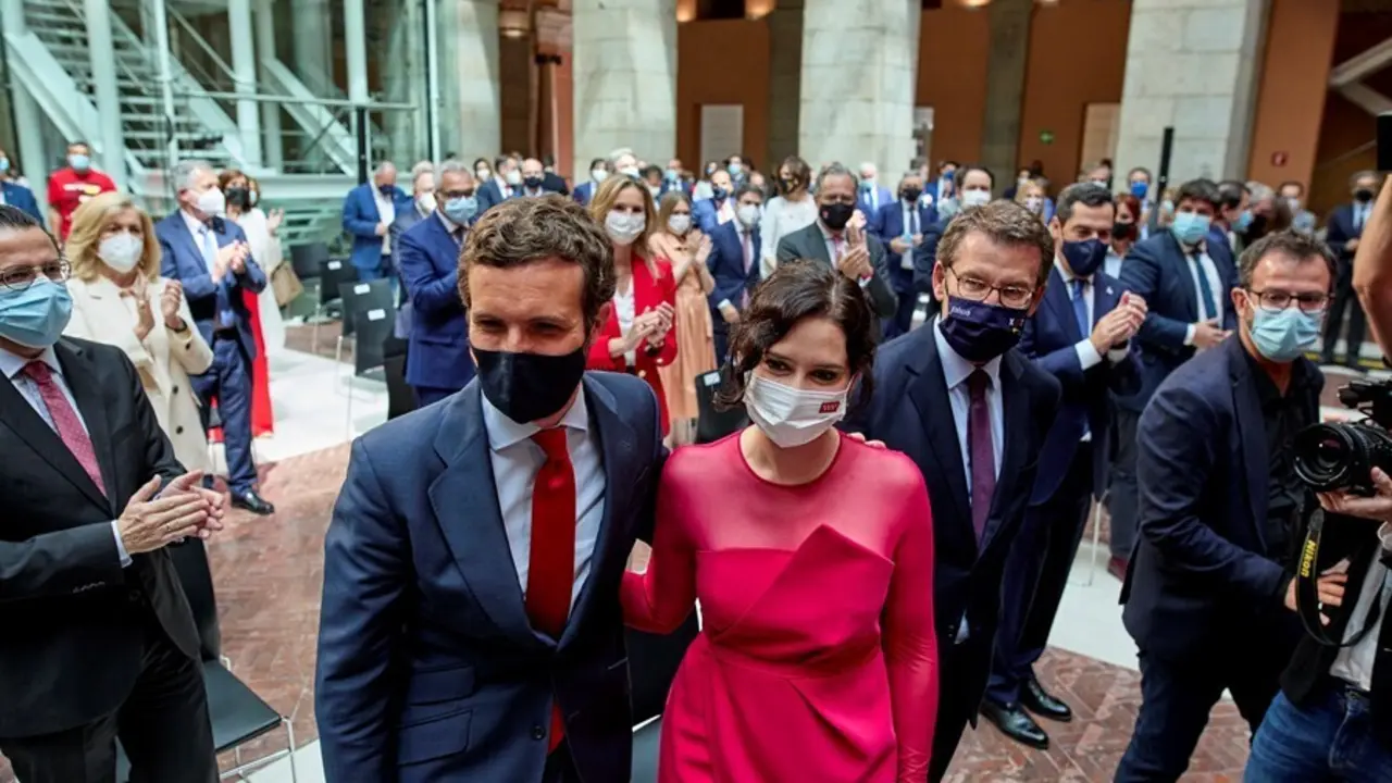 Archivo - El presidente del PP, Pablo Casado y la presidenta de la Comunidad de Madrid, Isabel D&iacute;az Ayuso, posan en el acto de toma de posesi&oacute;n de la presidenta de la Comunidad de Madrid el pasado 19 de junio