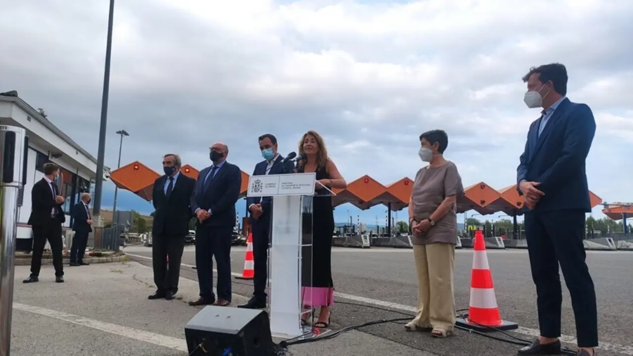 La ministra de Transportes, Movilidad y Agenda Urbana, Raquel S&aacute;nchez, ante el peaje de AP-7 en La Roca del Vall&egrave;s (Barcelona)