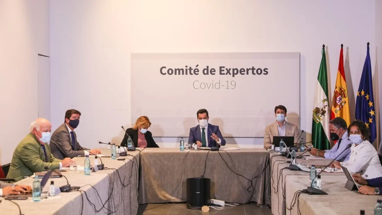 El presidente de la Junta, Juanma Moreno, ha presidido este martes la reuni&oacute;n del Comit&eacute; de Expertos sobre el coronavirus.
