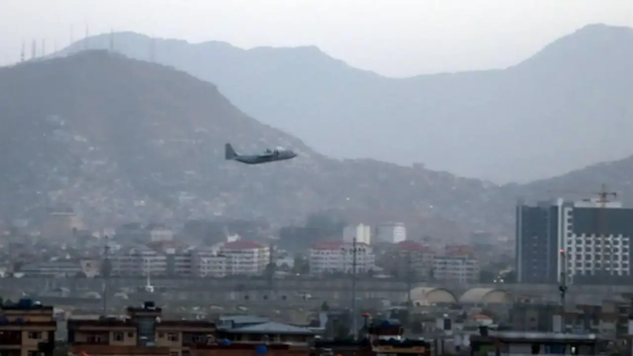 Un avi&oacute;n militar despega desde el aeropuerto de Kabul, Afganist&aacute;n.EFE