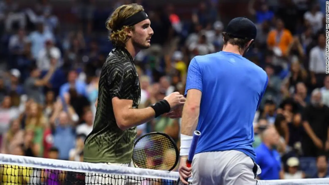 El griego Stefanos Tsitsipas (izq.) Le da la mano al brit&aacute;nico Andy Murray despu&eacute;s de ganar el partido de primera ronda de individuales masculinos del torneo Abierto de Tenis de los EE. UU. 2021 en el Centro Nacional de Tenis Billie Jean King de la USTA en Nueva York, el 30 de agosto de 2021 (Foto de Angela). Weiss / AFP) (Foto de Angela Weiss / AFP a trav&eacute;s de Getty Images)