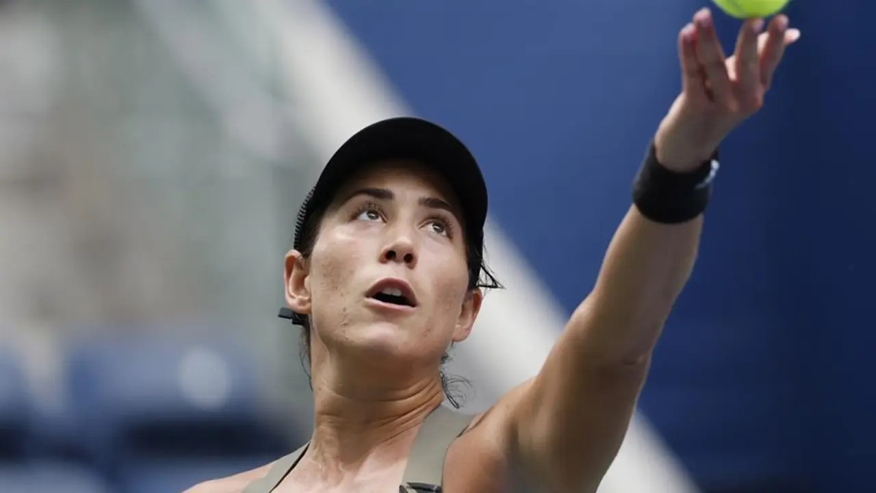 Garbine Muguruza, de Espa&ntilde;a, sirve a Donna Vekic, de Croacia, durante su partido en la primera jornada del Abierto de Tenis de Estados Unidos en el Centro Nacional de Tenis de la USTA en Flushing Meadows, Nueva York, Estados Unidos, el 30 de agosto de 2021. El US Open se celebra del 30 de agosto al 12 de septiembre. (Tenis, Abierto, Croacia, Espa&ntilde;a, Estados Unidos, Nueva York) EFE/EPA/JOHN G. MABANGLO