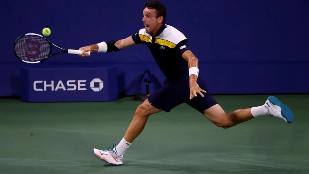 El espa&ntilde;ol Roberto Bautista Agut en acci&oacute;n contra el australiano Nick Kyrgios durante su partido en la primera jornada del Abierto de Tenis de Estados Unidos el Centro Nacional de Tenis de la USTA en Flushing Meadows, Nueva York, Estados Unidos, 30 de agosto de 2021. El US Open se celebra del 30 de agosto al 12 de septiembre. (Tenis, Abierto, Espa&ntilde;a, Estados Unidos, Nueva York) EFE/EPA/JOHN G. MABANGLO