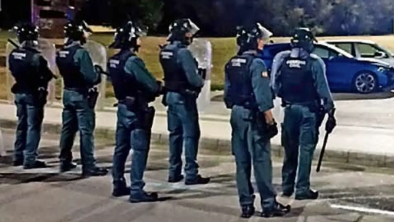 Los agentes de la Guardia Civil, instantes antes de los altercados en Noja.