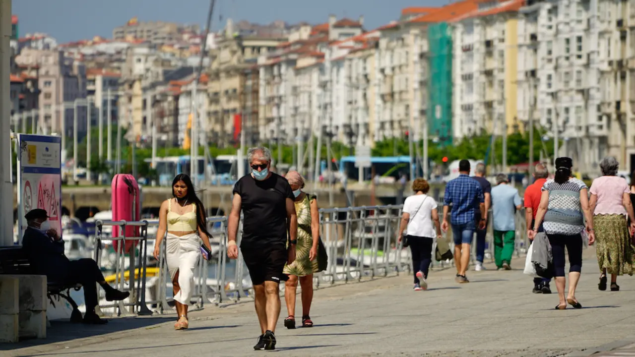 Varias personas camina por las inmediaciones de Puertochico en Santander. / Hardy