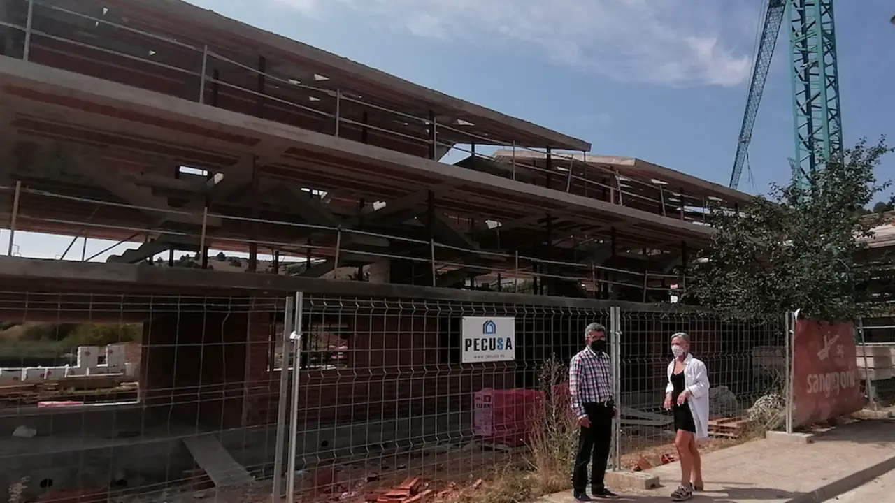 La alcaldesa de Aguilar de Campoo, Mar&iacute;a Jos&eacute; Ortega supervisando las obras. / ALERTA
