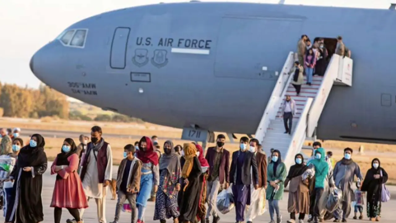Refugiados afganos llegando a la base de Rota. / EFe