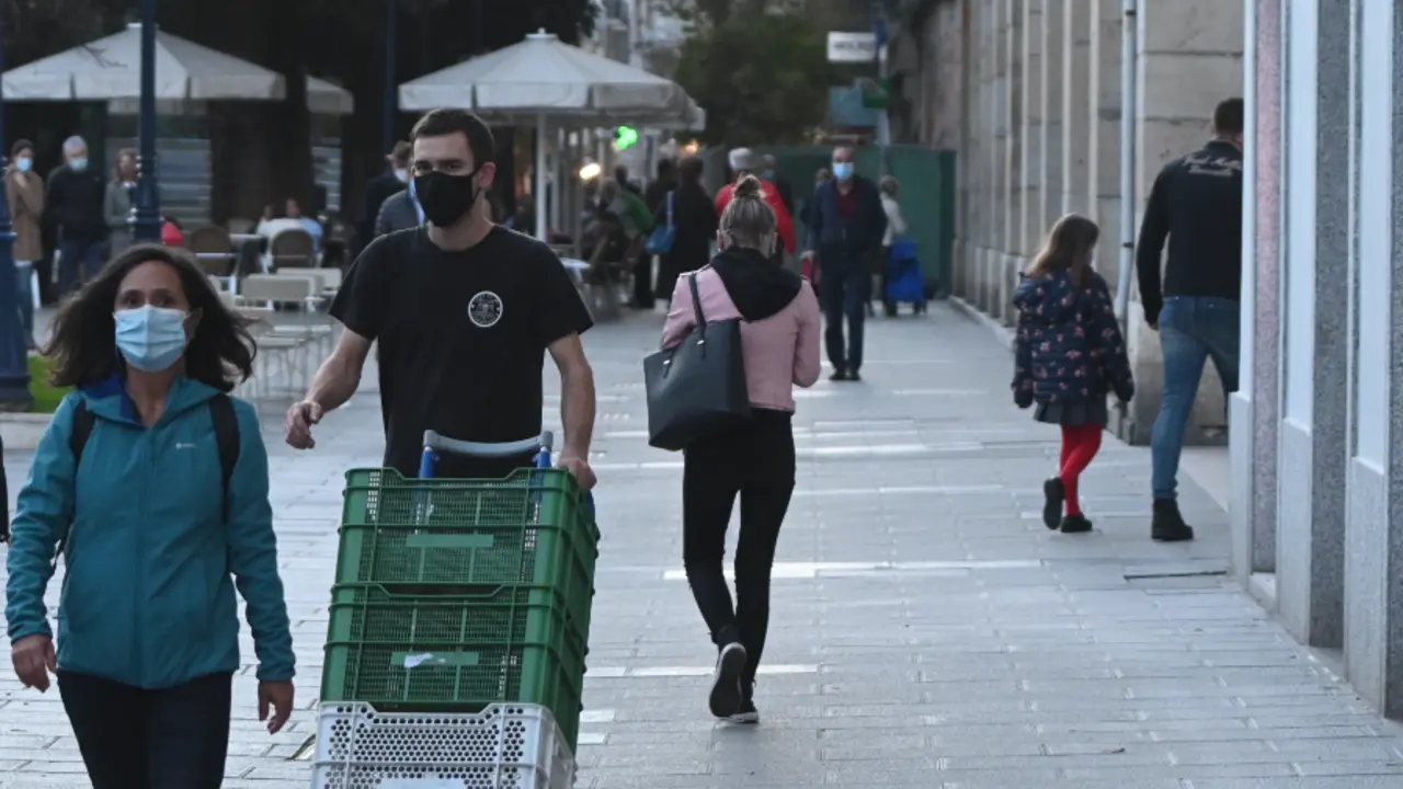 Varias personas con mascarilla por el centro de Santander. / Hardy