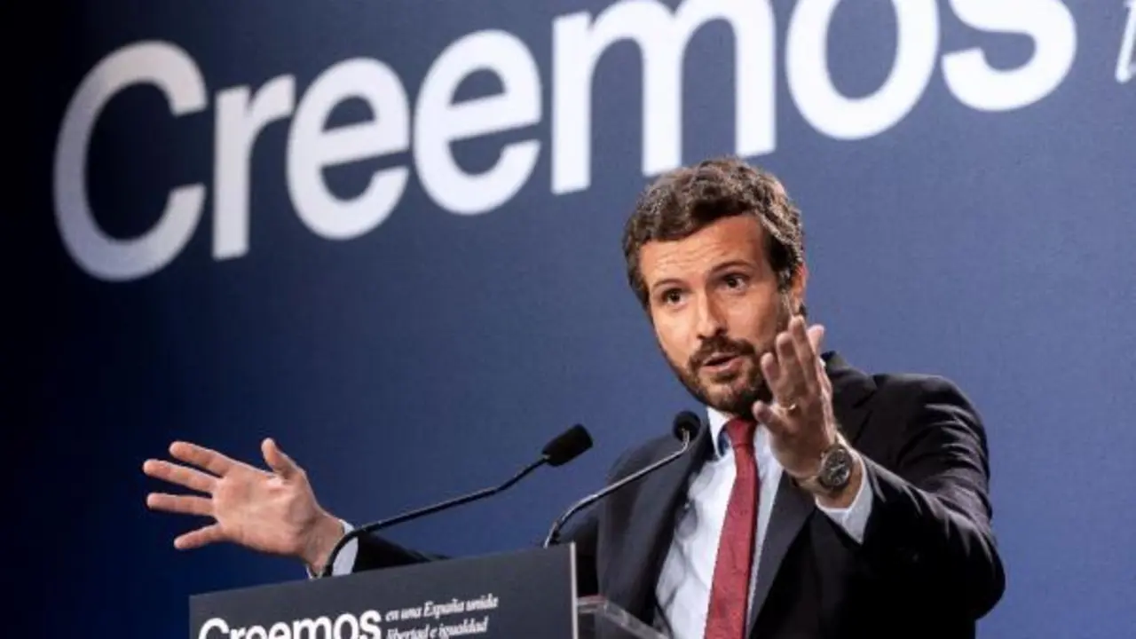 El l&iacute;der del PP, Pablo Casado, durante su intervenci&oacute;n en la mesa redonda "Unidad Nacional y Estado Auton&oacute;mico frente al nacionalismo", en la que han participado representantes de varias entidades constitucionalistas como Sociedad Civil Catalana o Asamblea por una escuela biling&uuml;e. EFE/Quique Garc&iacute;a