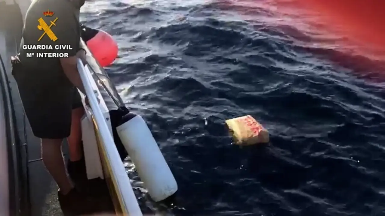 Uno de los fardos de hach&iacute;s recuperados del agua en la costa de Huelva.