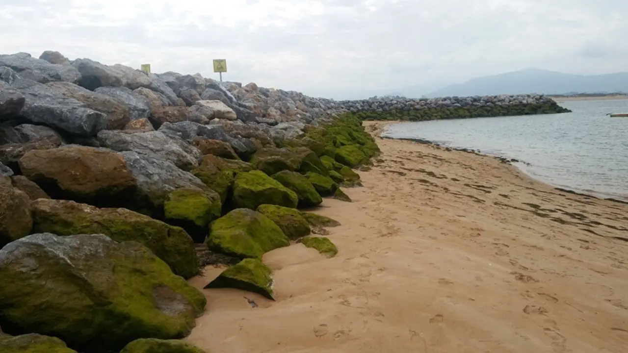Archivo - Diques playas Bah&iacute;a de Santander 