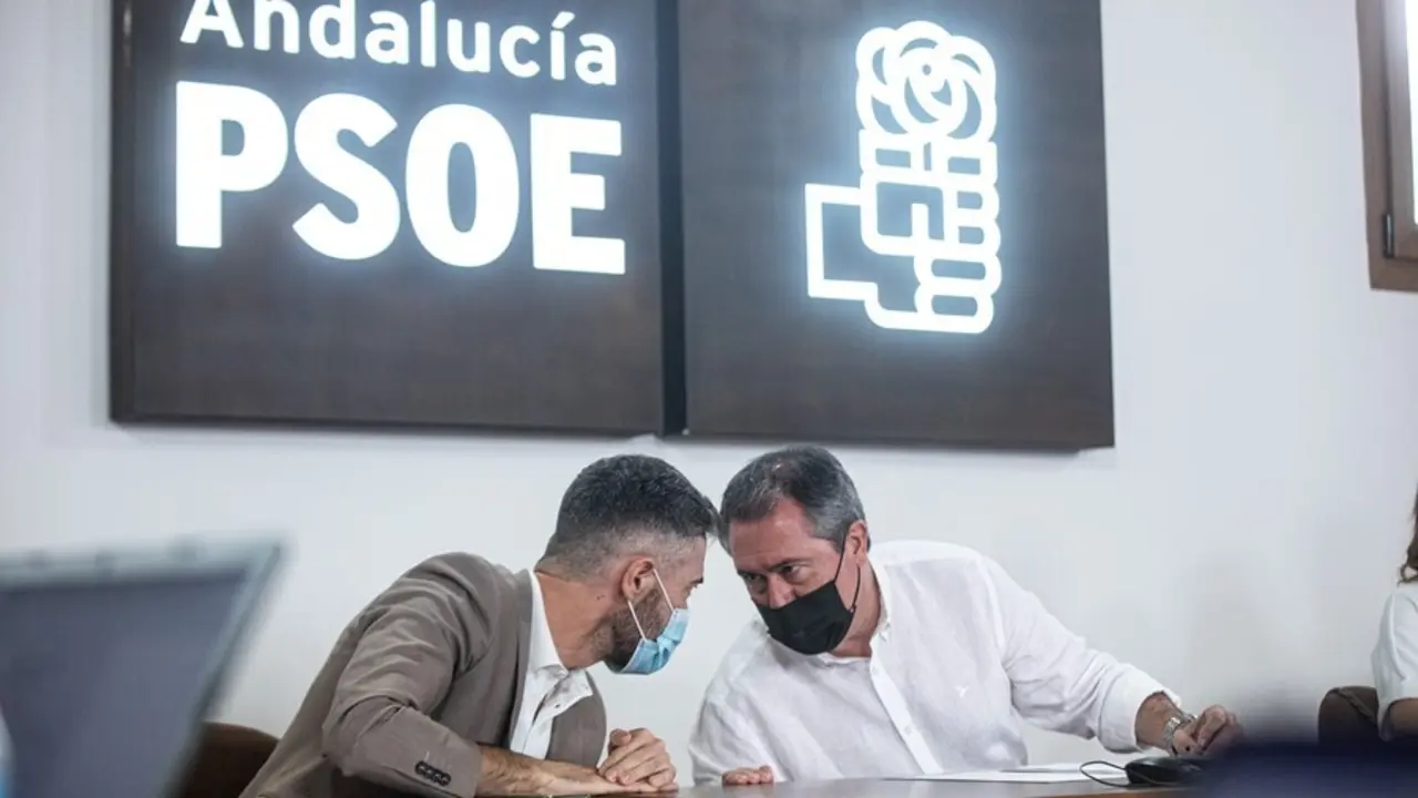 Archivo - El candidato socialista a la Presidencia de la Junta de Andaluc&iacute;a, Juan Espadas (d), junto al socialista Felipe Sicilia (i).