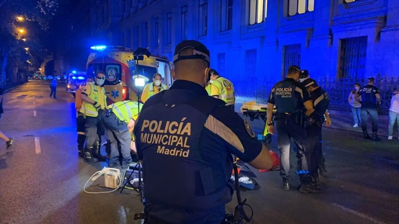 Polic&iacute;a Municipal de Madrid y Samur-Protecci&oacute;n Civil atendiendo un atropello