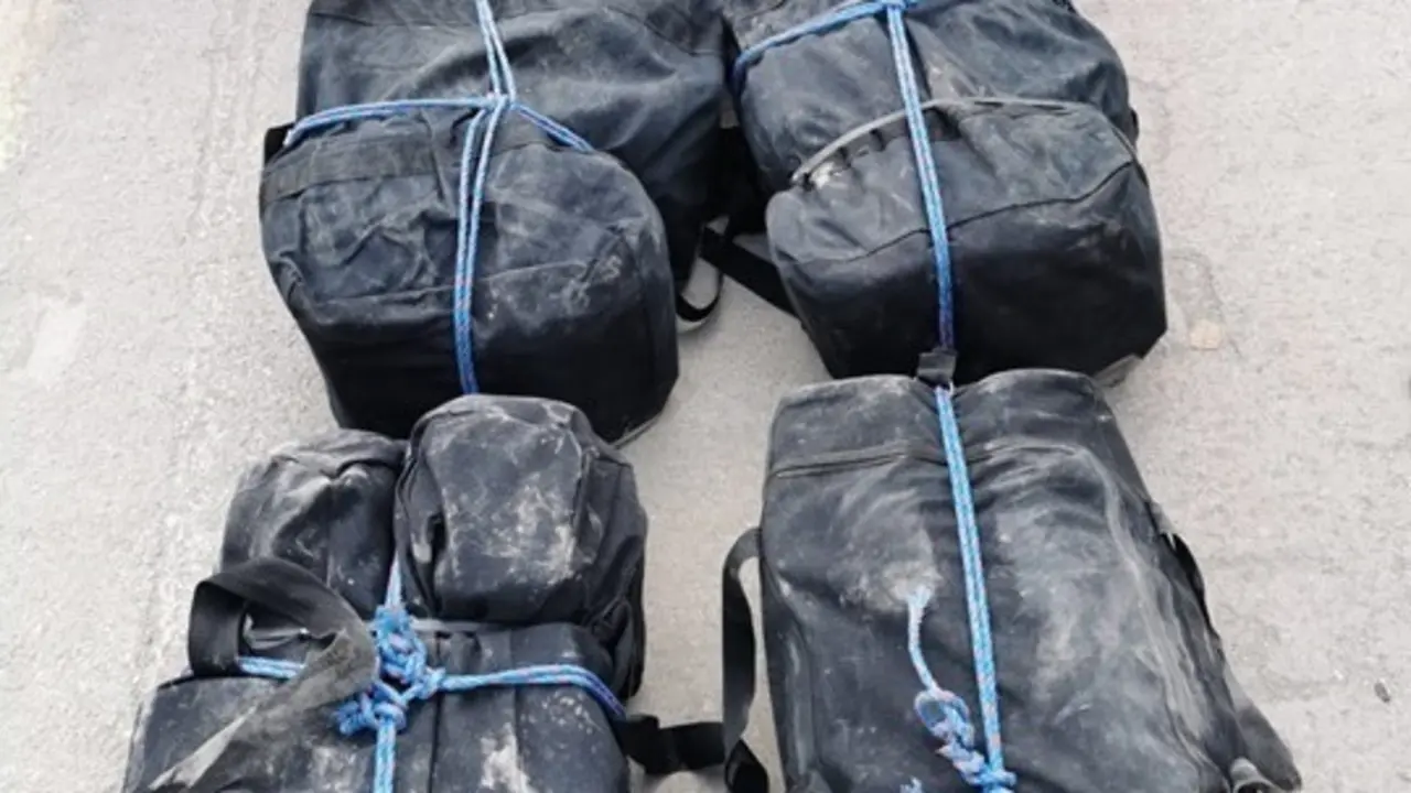 Parte de la droga intervenida que iba oculta en bolsas de deporte