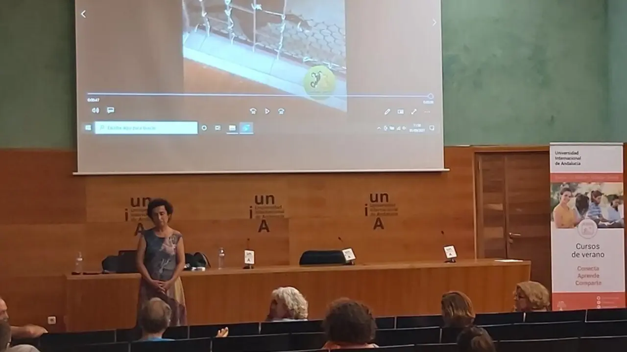 La ponente Mar&iacute;a Victoria Fonseca durante su intervenci&oacute;n en los cursos de verano de la UNIA.