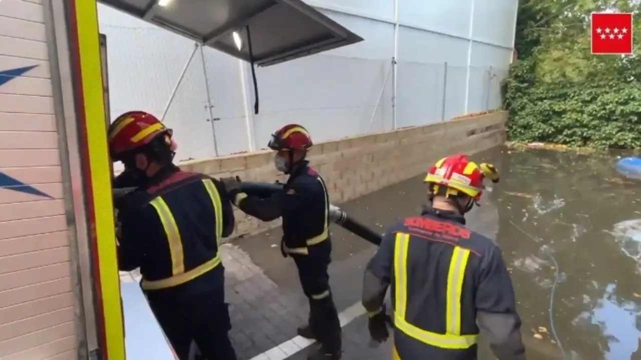Im&aacute;genes de Bomberos de Comunidad actuando en el s&oacute;tano de una empresa inundada en Rivas-Vaciamadrid