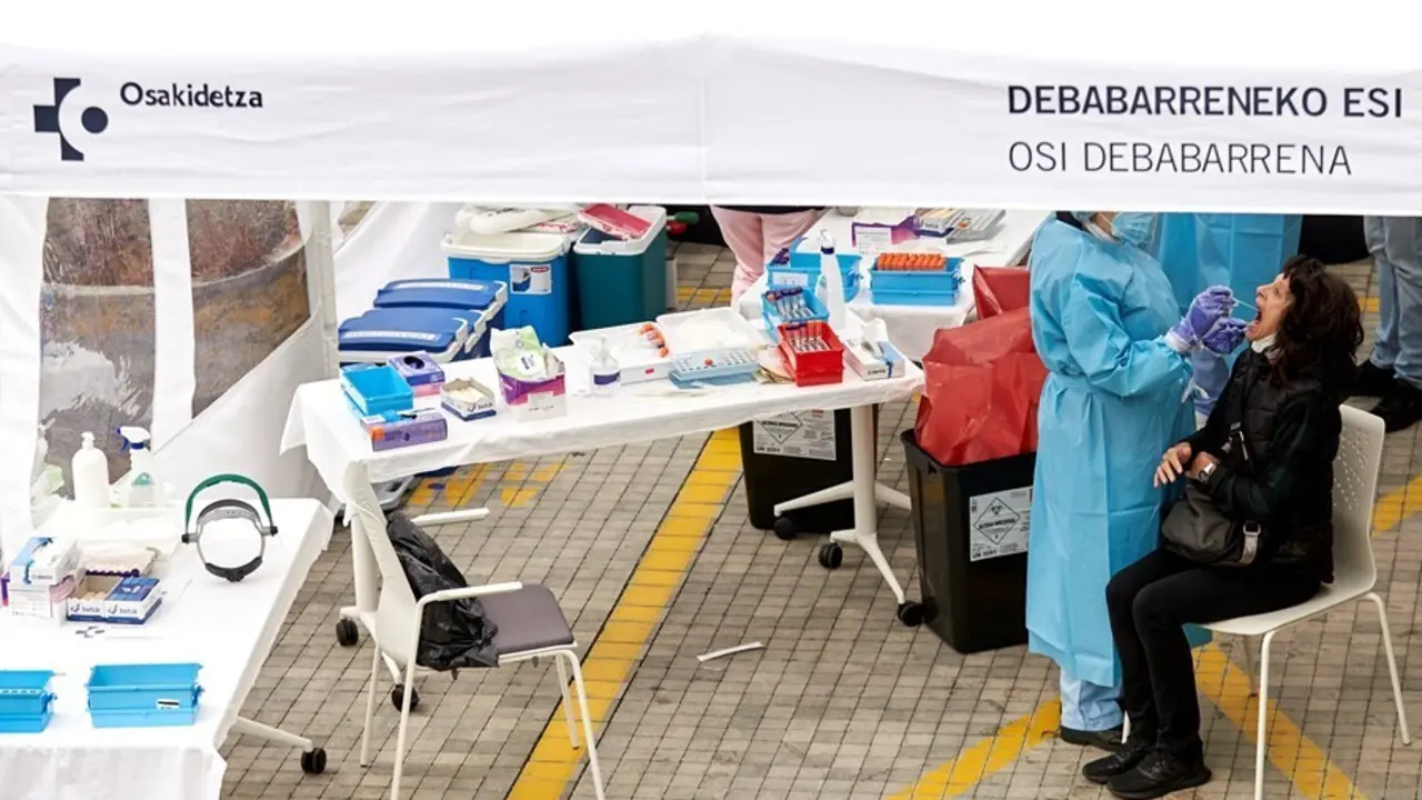 Archivo - Personal de Osakidetza realiza pruebas PCR de detecci&oacute;n de coronavirus 