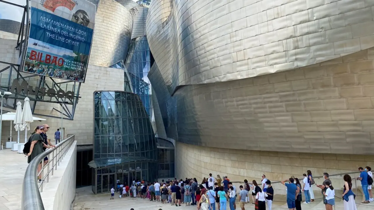 Cola de visitantes para acceder al Guggenheim Bilbao
