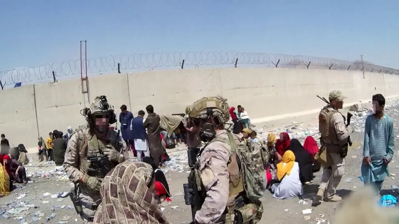 Varios militares del Mando de Operaciones Especiales del Ej&eacute;rcito de Tierra espa&ntilde;ol durante el trabajo de evacuaci&oacute;n en el aeropuerto de Kabul, en agosto de 2021, en Kabul, (Afganist&aacute;n)