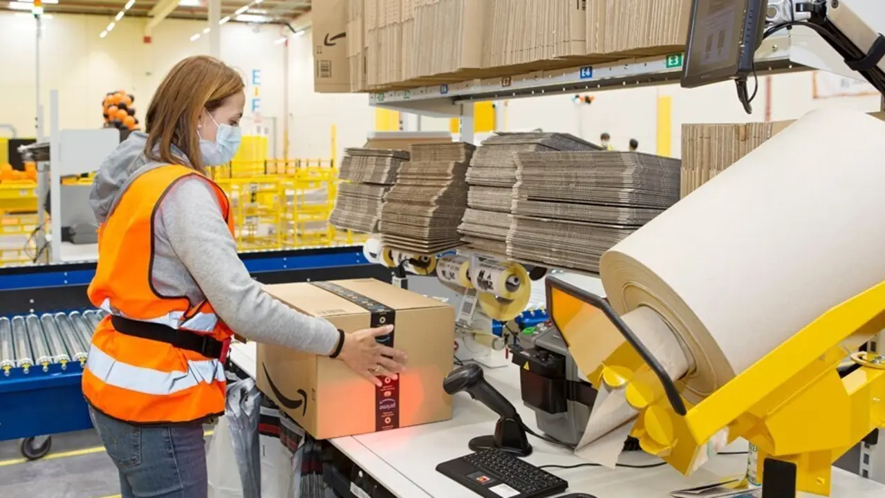 Archivo - Trabajadores de Amazon en el centro log&iacute;stico