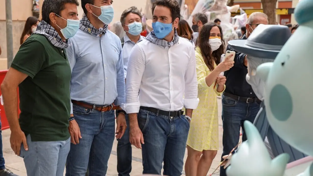 El presidente del PP, Teodoro Garc&iacute;a Egea, junto a responsables de la formaci&oacute;n en la Comunitat Valenciana durante su visita este mi&eacute;rcoles a la Falla del Pilar de Val&egrave;ncia, coincidiendo con el inicio de los actos falleros de 2021. 
