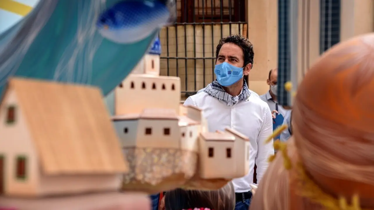 El secretario general del PP, Teodoro Garc&iacute;a Egea, durante su visita en Val&egrave;ncia a la Falla del Pilar en el primer d&iacute;a de los actos falleros de 2021.