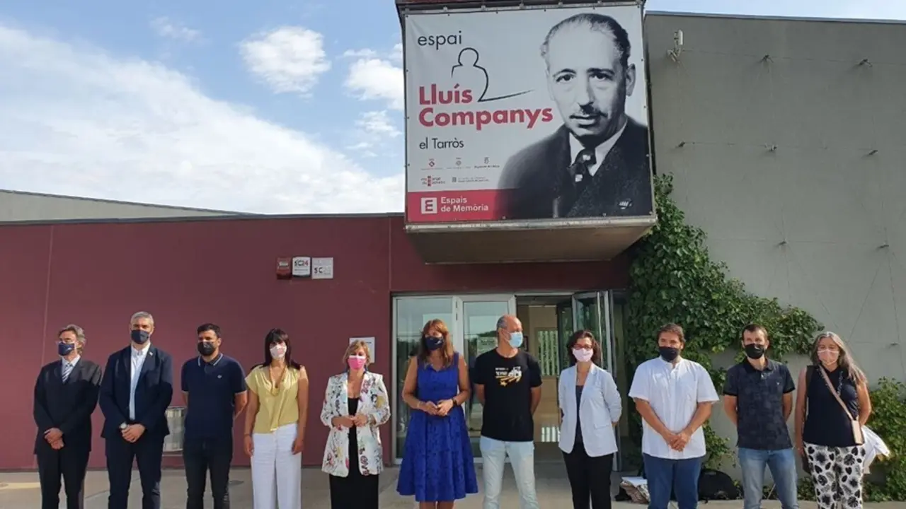 Los miembros de la Mesa del Parlament y representantes del Ayuntamiento de Tornabous (Lleida) en el Espai Llu&iacute;s Companys, donde se ha celebrado la primera reuni&oacute;n de la Mesa de este curso pol&iacute;tico.