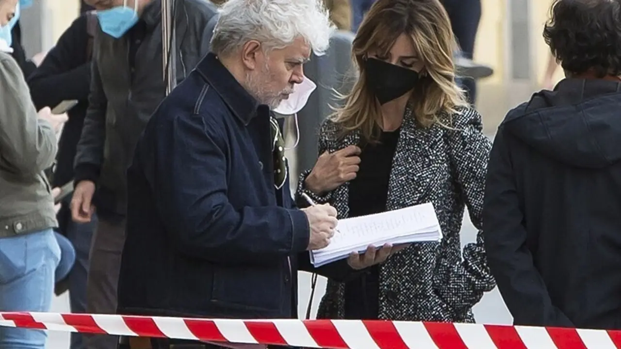 Archivo - El cineasta Pedro Alm&oacute;dovar, junto con Pen&eacute;lope Cruz