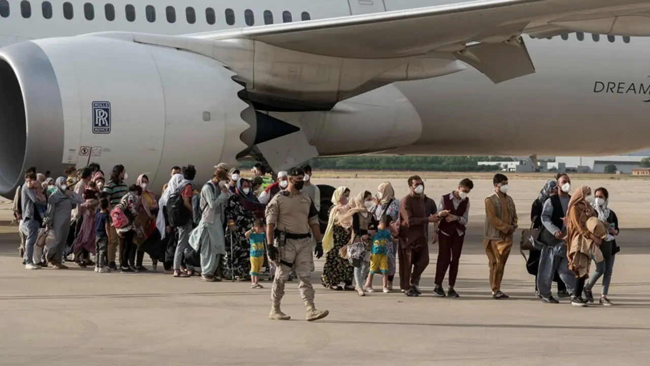 Ciudadanos afganos que huyen de los talib&aacute;n, a su llegada a la base a&eacute;rea de Torrej&oacute;n de Ardoz (Madrid) procedentes de Afganist&aacute;n.